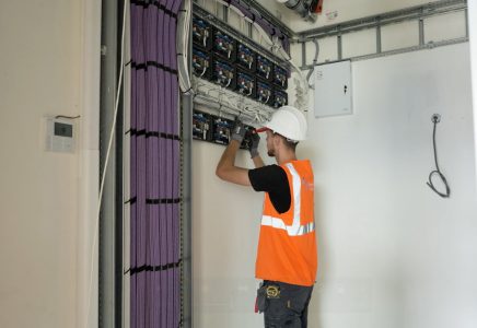 Elektricien werkt aan elektrische schakelkast