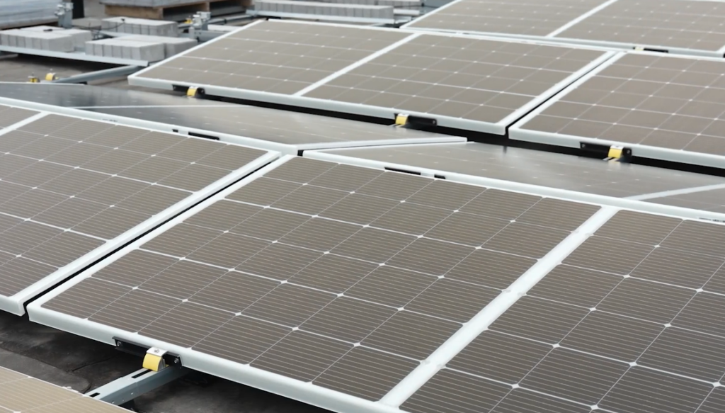 Close-up van zonnepanelen op dak