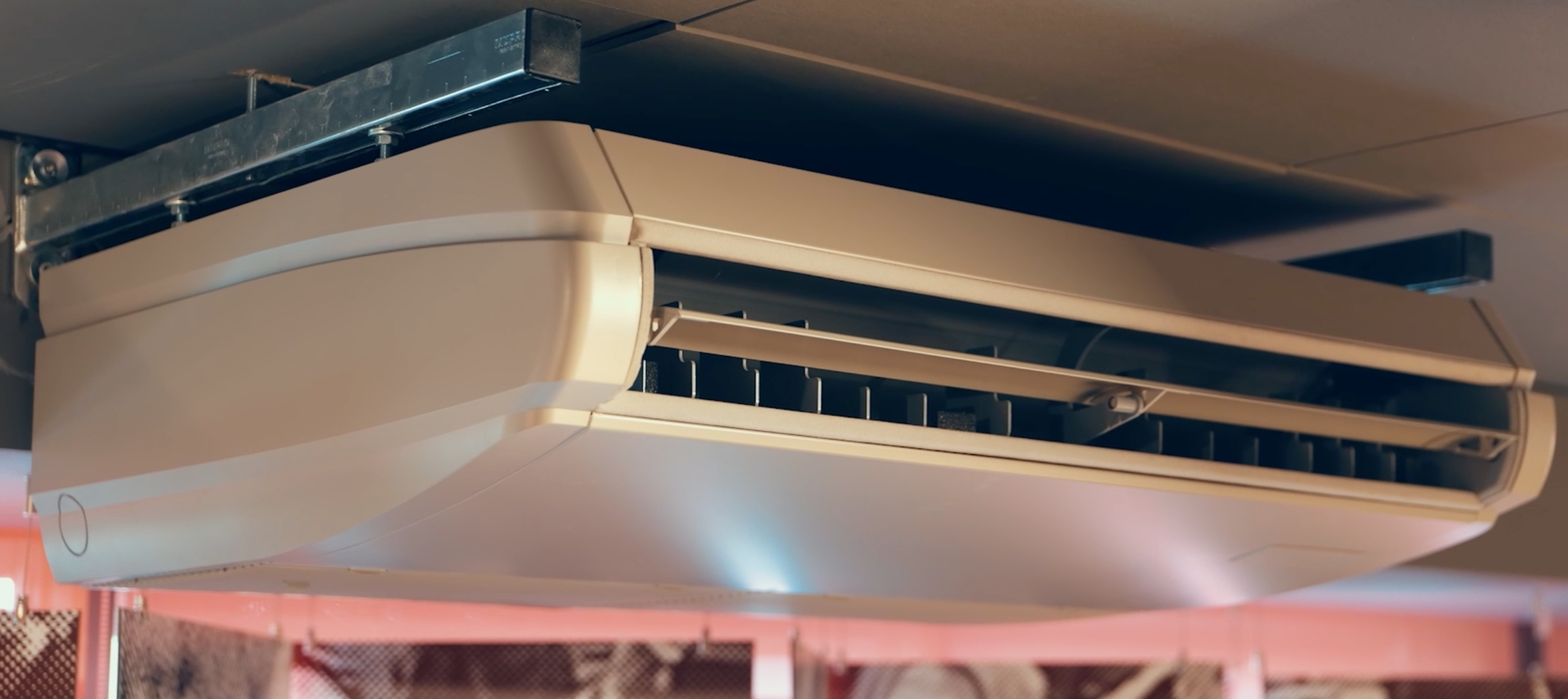 Wandairco met open ventilatierooster aan het plafond.