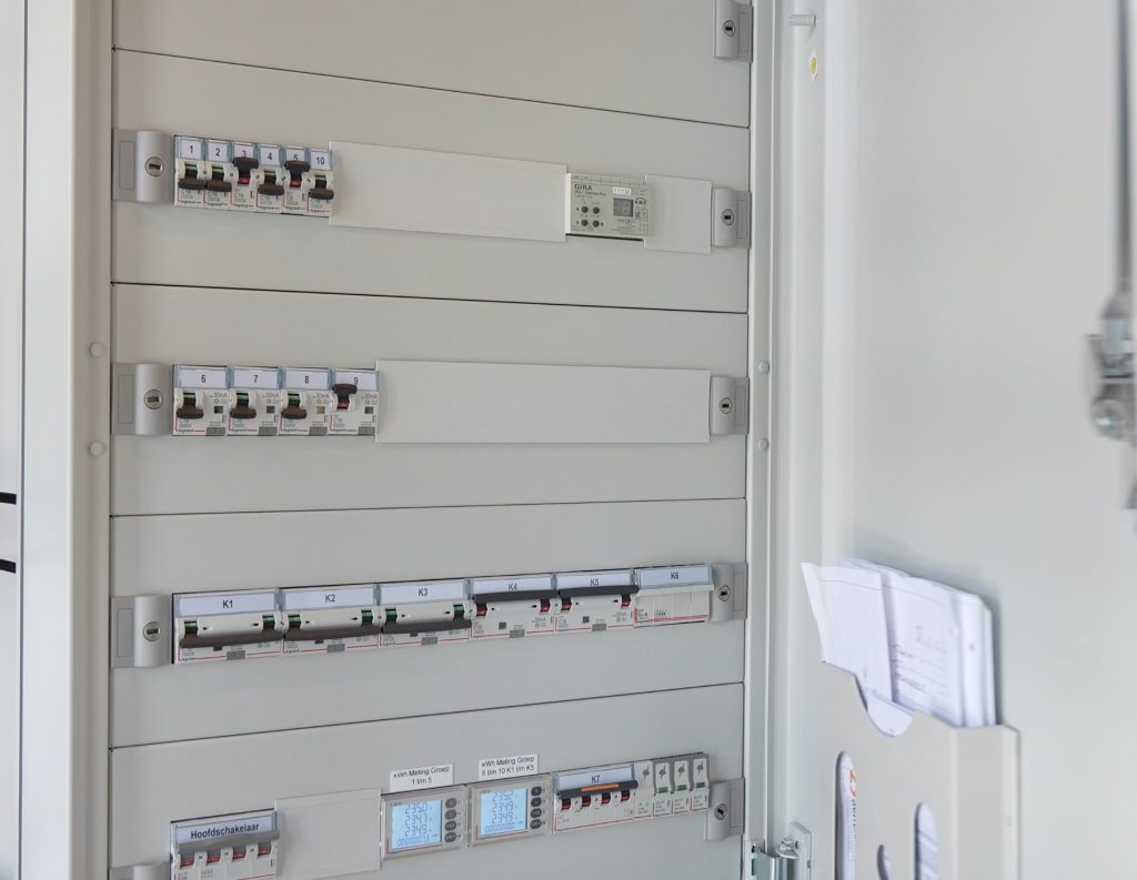 Elektriciteitskast met schakelaars en meters