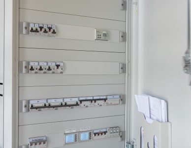 Elektriciteitskast met schakelaars en meters