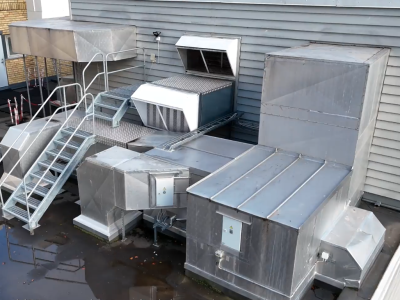 Industriële ventilatie-units op gebouw dak