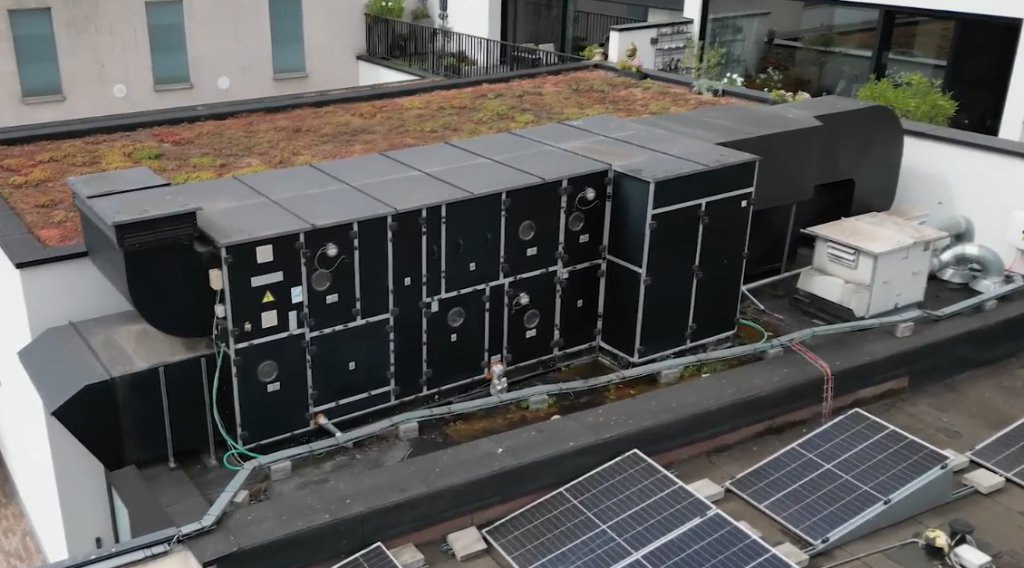 Dak met zonnepanelen en luchtbehandelingskast