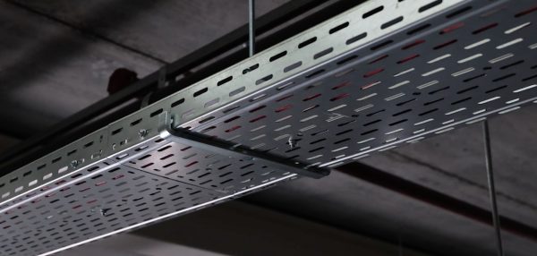 Metalen kabelgoot aan plafond bevestigd