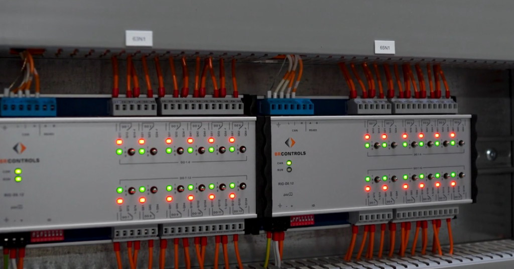 Elektrische schakelkast met bedrading en indicatorlichten