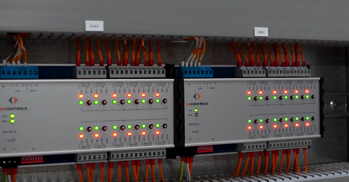 Elektrische schakelkast met bedrading en indicatorlichten