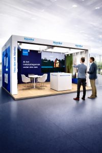 Beursstand met installatieproducten en bezoekers in gesprek.