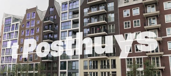 Moderne appartementen complex met Posthuys logo.