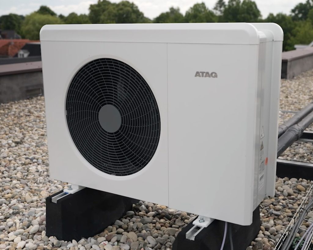 Wit airconditioningsysteem op grinddak