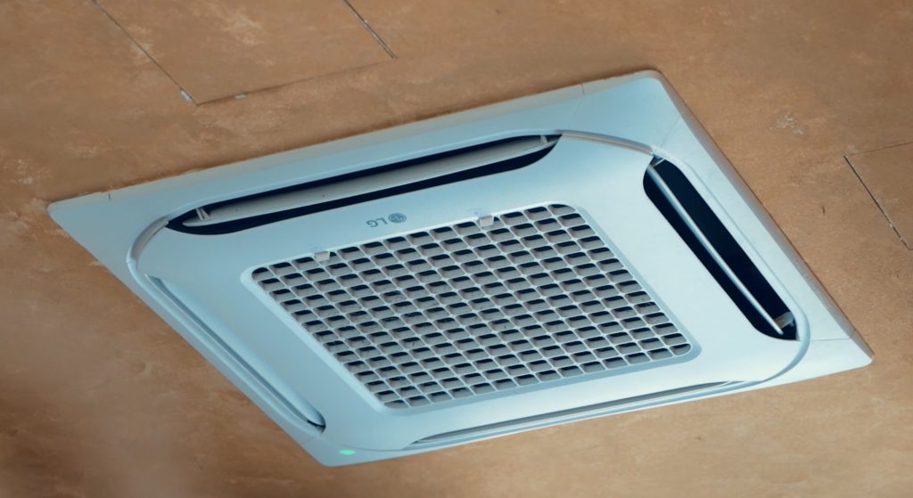 Plafond airconditioner met ventilatierooster.