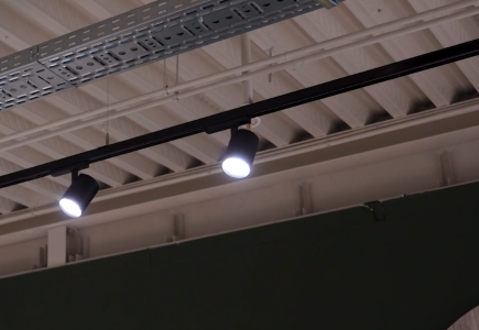 Zwarte plafondspots verlichten de ruimte