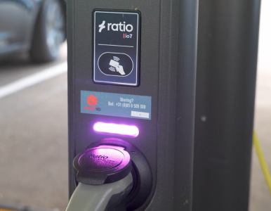 Elektrische auto-oplaadpunt met contactloze kaartlezer