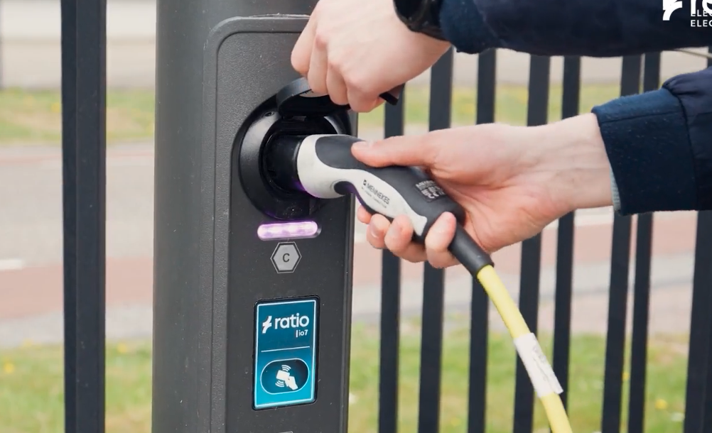 Elektrische auto opladen met laadstation