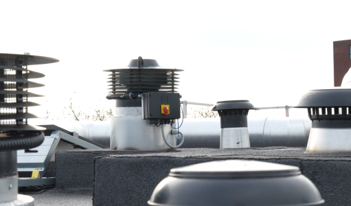 Ventilatiesystemen op plat dak in zonlicht
