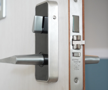 Deurkruk en slot in close-up.