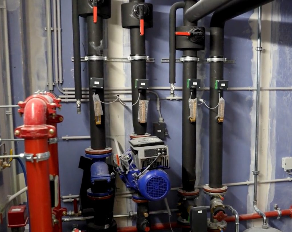 Technische buizen en kleppen in ketelruimte