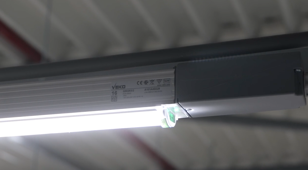 Industrieel LED-licht met merklabel en specificaties