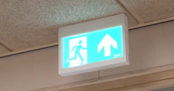 Nooduitgangsbord met pijl omhoog